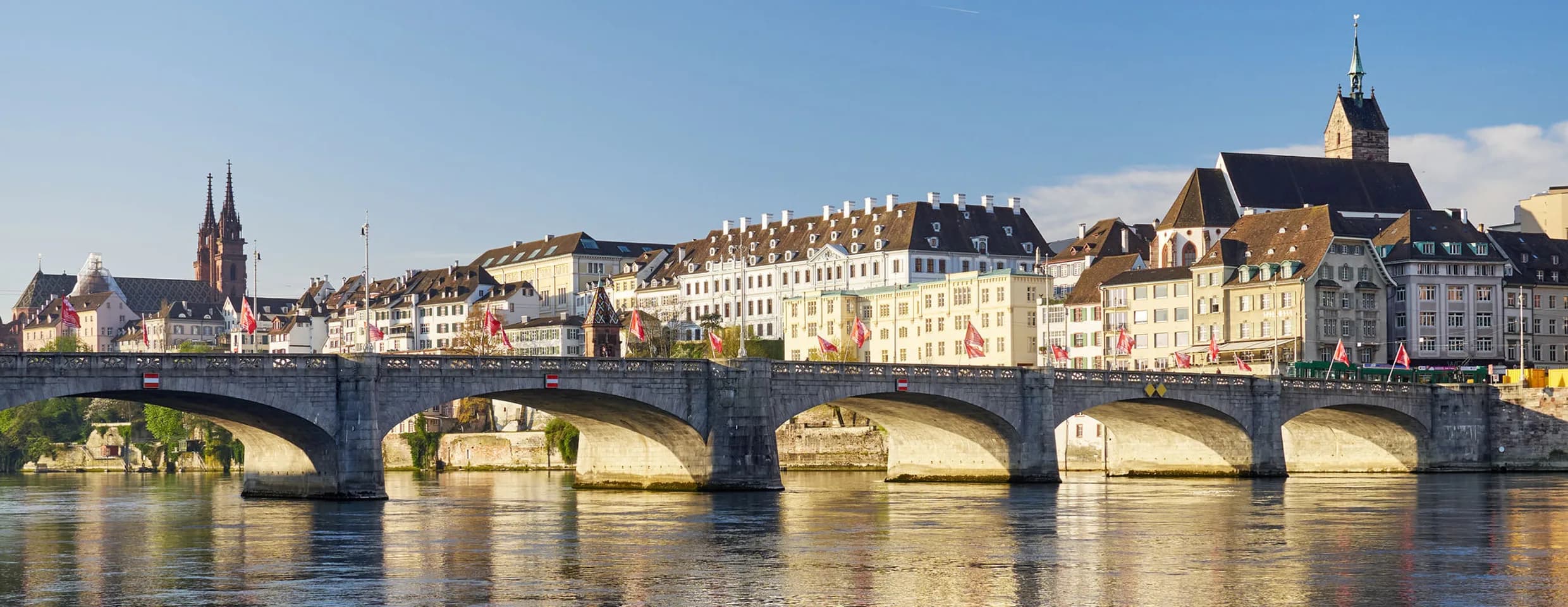 Bâle, la Mittlere Brücke et la vieille ville au bord du Rhin